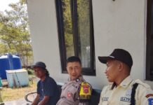 Bhabinkamtibmas Desa Sidaraja Perkuat Sinergitas dengan Satpam Gudang Wings Jelang HUT ke-81 Kemerdekaan RI
