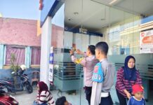 Anggota Polsek Ciawigebang Sosialisasikan Layanan Polisi 110 dan Polres Kuningan BAGEUR di Fasilitas Umum