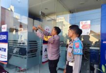 Anggota Polsek Ciawigebang Sosialisasikan Layanan Polisi 110 dan Polres Kuningan BAGEUR kepada Masyarakat
