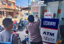 Anggota Polsek Ciawigebang Sosialisasikan Layanan Polisi 110 dan Program Polres Kuningan BAGEUR