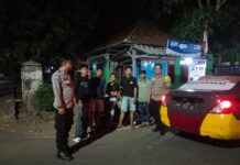 Patroli KRYD Malam Hari, Bhabinkamtibmas Polsek Ciawigebang Jaga Kamtibmas Jelang HUT ke-81 Kemerdekaan RI