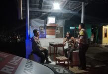 Patroli KRYD Malam Hari Jelang HUT ke-81 Kemerdekaan RI, Bhabinkamtibmas Polsek Ciawigebang Sambangi Warga