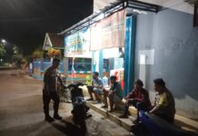 Patroli KRYD Malam Hari Jelang HUT ke-81 Kemerdekaan RI, Bhabinkamtibmas Polsek Ciawigebang Sampaikan Imbauan Kamtibmas
