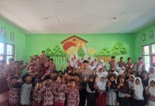 Melalui Binluh di Sekolah, Bhabinkamtibmas Desa Ciomas Ajak Siswa SD Negeri 2 Ciomas Ciptakan Lingkungan Belajar yang Aman