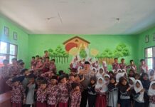 Bangun Karakter Pelajar, Bhabinkamtibmas Desa Ciomas Berikan Pembinaan di SD Negeri 2 Ciomas