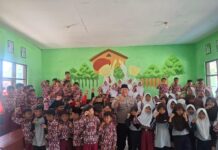 Polri Hadir di Sekolah, Bhabinkamtibmas Tanamkan Sikap Disiplin dan Toleransi kepada Siswa SD Negeri 2 Ciomas