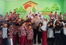 Bhabinkamtibmas Ajak Pelajar SD Negeri 2 Ciomas Jauhi Bullying, Tawuran, dan Kenakalan Remaja