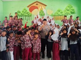 Bhabinkamtibmas Ciomas Ajak Pelajar SD Negeri 2 Ciomas Jauhi Bullying, Tawuran, dan Kenakalan Remaja