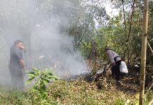 Personel Polsek Ciwaru Bersama MPA Kecamatan Karangkancana dan Warga Berhasil Cegah Meluasnya Kebakaran Lahan