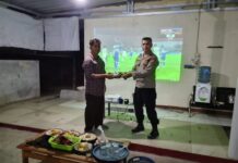 Kapolsek Ciwaru Berikan Doorprize kepada Penonton Nobar Final Piala Presiden 2026 di Mako Polsek Ciwaru