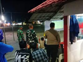 Sinergitas TNI-Polri, Polsek dan Koramil Ciawigebang Pantau Nobar Final Piala Presiden Saat Patroli KRYD Malam Hari