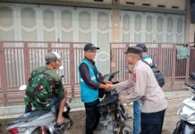 SAMBANGI WARGA SAAT PATROLI, POLSEK SUBANG SAMPAIKAN PESAN KAMTIBMAS KEPADA WARGA.