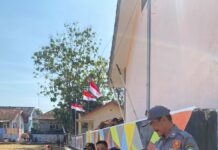 Anggota Polsek Ciawigebang Polres Kuningan Amankan Turnamen EIGHTFEO RESIK CUP 2026 di Desa Muncangela
