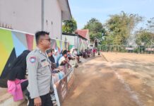 Pererat Silaturahmi Antarclub, Anggota Polsek Ciawigebang Polres Kuningan Kawal Turnamen EIGHTFEO RESIK CUP 2026 di Desa Muncangela