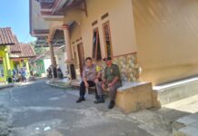 Bhabinkamtibmas Sambangi Linmas Desa Kapandayan, Perkuat Sinergitas Jelang HUT ke-81 Kemerdekaan RI
