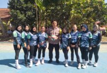 Bhabinkamtibmas Desa Kapandayan Monitoring dan Amankan Turnamen Bola Voli Putri Semarak HUT RI ke-81 di Desa Kapandayan