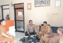 Jelang HUT ke-81 RI, Bhabinkamtibmas Desa Mekarsari Polsek Ciawigebang Perkuat Sinergitas dengan Pemerintah Desa