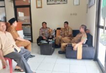 Bhabinkamtibmas Sambangi Pemerintah Desa Mekarsari, Jaga Kamtibmas Jelang HUT ke-81 RI