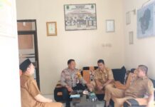 Jelang HUT ke-81 RI, Bhabinkamtibmas Tingkatkan Sinergitas dengan Pemerintah Desa Mekarsari