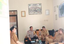 Perkuat Kamtibmas Jelang HUT ke-81 RI, Bhabinkamtibmas Jalin Sinergitas dengan Pemerintah Desa Mekarsari