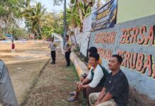 Anggota Polsek Ciawigebang Pastikan Final Turnamen EIGHTFEO RESIK CUP 2026 di Desa Muncangela Aman dan Tertib