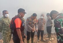 Kapolres Kuningan Turun Langsung Tinjau Penanganan Kebakaran TPSA Ciniru