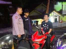 POLSEK SUBANG LAKUKAN GIAT PATROLI KRYD MALAM, SAMBANGI WARGA AJAK JAGA KAMTIBMAS.