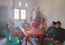 Bhabinkamtibmas Desa Mekarjaya Jalin Silaturahmi Kamtibmas dengan Aparatur Desa Jelang HUT ke-81 Kemerdekaan RI