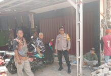 Patroli Lingkungan, Bhabinkamtibmas Desa Kadurama Jaga Kamtibmas Jelang HUT ke-81 Kemerdekaan RI