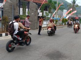 PH PAGI, POLSEK SUBANG WUJUDKAN KAMTIBCAR LANTAS AMAN DI DEPAN SMAN 1 SUBANG.