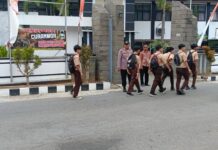 POLSEK SUBANG INTENSIFKAN PH PAGI, KAMTIBCAR LANTAS AMAN DI DEPAN SMAN 1 SUBANG.