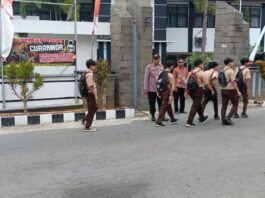 POLSEK SUBANG INTENSIFKAN PH PAGI, KAMTIBCAR LANTAS AMAN DI DEPAN SMAN 1 SUBANG.