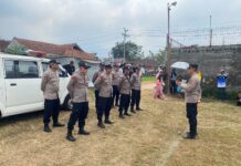 Personel Polsek Ciwaru dan Polsek Kadugede Laksanakan Pengamanan Sepak Bola Bupati Cup