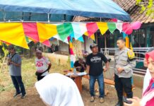 Jaga Kamtibmas, Bhabinkamtibmas Monitoring Lomba Sepeda Hias Meriahkan HUT ke-81 Kemerdekaan RI di Desa Sidaraja