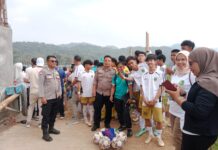 Anggota Polsek Ciawigebang Pastikan Laga Ciawigebang vs Maleber Berjalan Aman dan Tertib dalam Turnamen Bupati Cup 2026