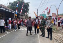 TNI-Polri Bersinergi, Anggota Polsek Ciawigebang dan Koramil Ciawigebang Amankan Gerak Jalan Santai Meriahkan HUT ke-81 Kemerdekaan RI di Desa Ciputat