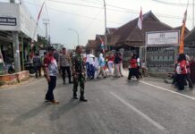 Jaga Kamtibmas, Anggota Polsek Ciawigebang dan Koramil Ciawigebang Kawal Gerak Jalan Santai HUT ke-81 Kemerdekaan RI di Desa Ciputat