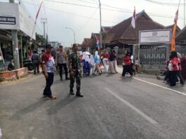 Jaga Kamtibmas, Personel Polsek Ciawigebang dan Koramil Kawal Gerak Jalan Santai HUT ke-81 RI di Desa Ciputat