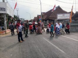 Semarak HUT ke-81 RI, Personel Polsek Ciawigebang dan Koramil Hadir Amankan Gerak Jalan Santai di Desa Ciputat