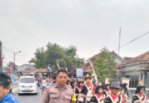 Jaga Kamtibmas, Bhabinkamtibmas Desa Kapandayan Kawal Gerak Jalan Santai HUT ke-81 Kemerdekaan RI di Dusun Kliwon