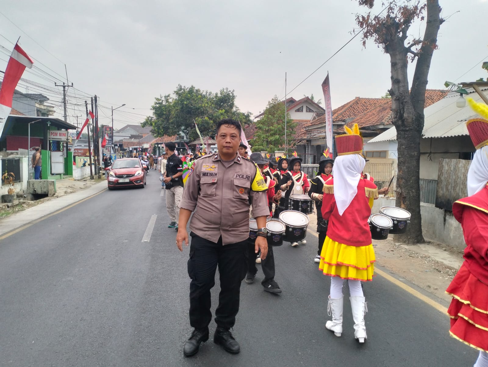 Polri Hadir di Tengah Masyarakat, Bhabinkamtibmas Desa Kapandayan Amankan Gerak Jalan Santai HUT ke-81 Kemerdekaan RI di Dusun Kliwon