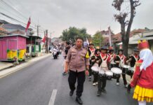 Wujudkan Kegiatan HUT ke-81 Kemerdekaan RI yang Aman, Bhabinkamtibmas Desa Kapandayan Laksanakan Pengamanan Gerak Jalan Santai di Dusun Kliwon