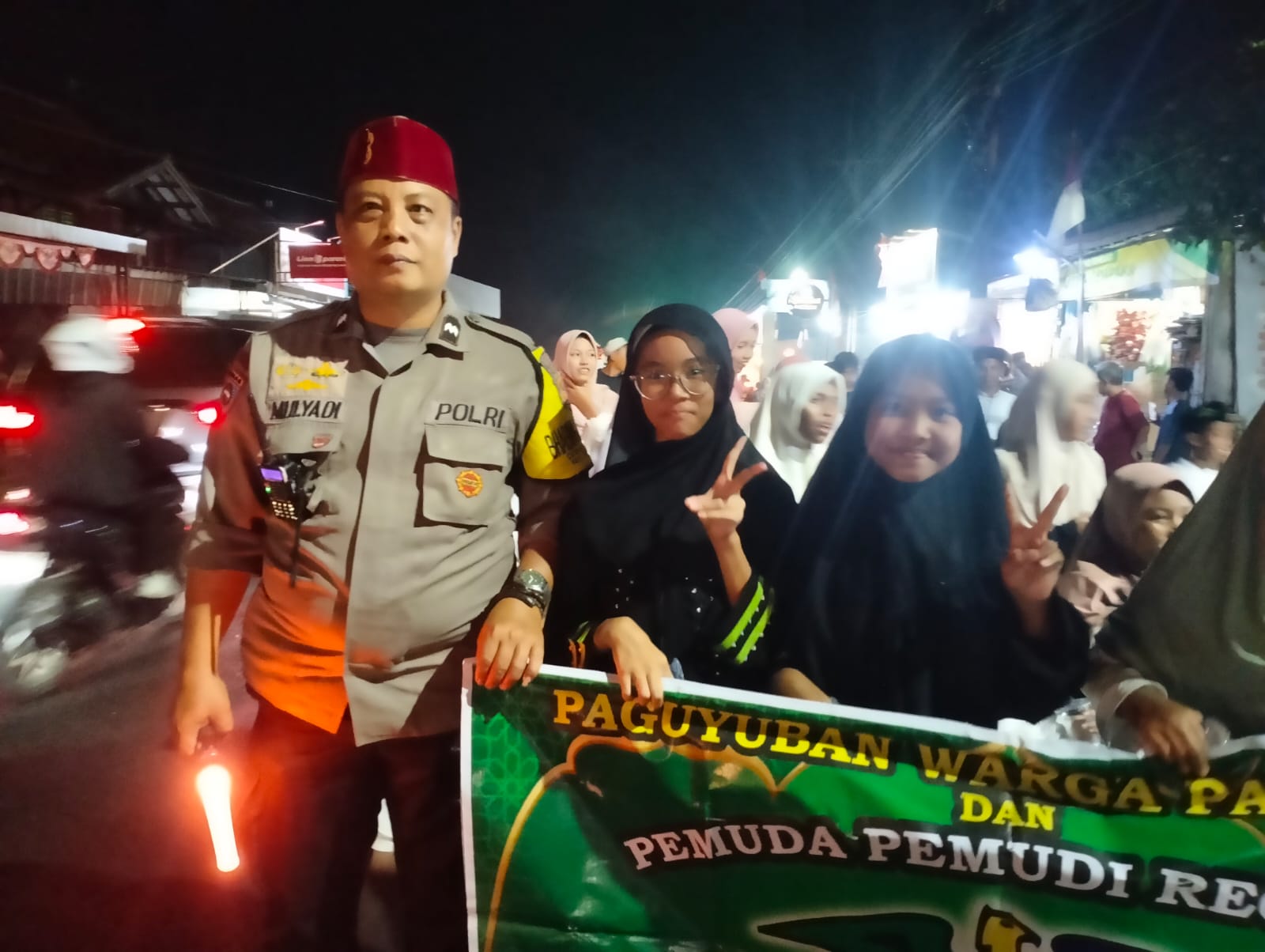 Bhabinkamtibmas Desa Kapandayan Amankan Pawai Maulid Nabi Muhammad SAW Sekaligus Semarakkan HUT ke-81 Kemerdekaan RI