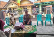 Pastikan Kegiatan Berjalan Aman, Bhabinkamtibmas Desa Kapandayan Monitoring Posyandu di Dusun Wage