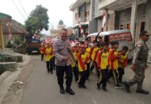 Jaga Kamtibmas, Bhabinkamtibmas Kawal Jalan Santai HUT ke-81 Kemerdekaan RI di Desa Salareuma