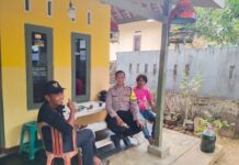 Pasca HUT ke-81 Kemerdekaan RI, Bhabinkamtibmas Jalin Silaturahmi Kamtibmas dengan Warga Desa Mekarjaya