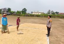 Sambang Petani Desa Mekarsari, Bhabinkamtibmas Dukung Ketahanan Pangan