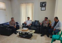 Kapolsek Ciwaru Koordinasi dengan Kades Cihanjaro Bahas Program Peninjauan Jembatan