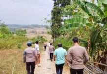 Kapolsek Ciwaru Bersama Tim Polres Kuningan Tinjau Jembatan Sungai Cileuya