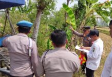 Kapolsek Ciwaru Tinjau Jembatan Sungai Cileuya, Dukung Program Kapolres Kuningan
